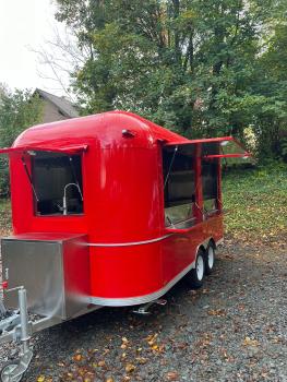 Glanzvoller Gastronomiecharakter in Rubinrot. Dieser Airstream hat eine Edelstahlausstattung, die sich manche wünschen würden.Die Länge misst 4.50 Meter - ohne Deichsel, Sonderausstattung